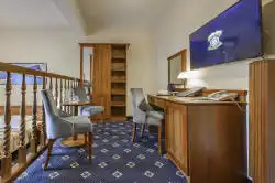 Masa ve çalışma masası bulunan oda