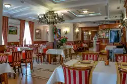 Giriş manzaralı yemek odası