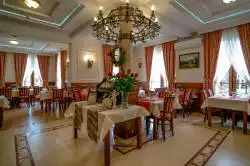 Şarap sergisi ile yemek odası