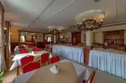 Set masaları olan geniş yemek odası