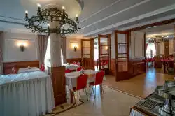 Girişlere bakan yemek odası