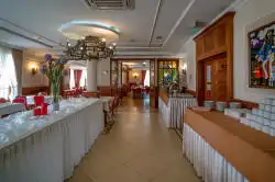 İkinci odaya bakan yemek odası