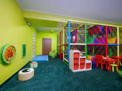 Çocuklar için oyun odası – engeller, bloklar, tırmanma