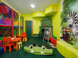 Oyun odası – çocuklar için masalar ve puflar