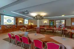 Bağlantılı masalara sahip yemek odası