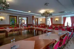 Bağlantılı masalara sahip yemek odası – farklı bir bakış açısı